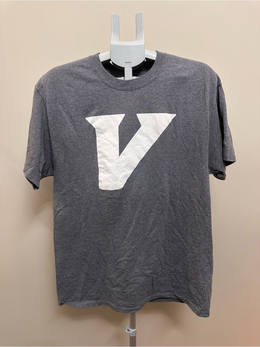 Gray Short Sleeve Crewneck T-Shirt with White 'V' Graphic